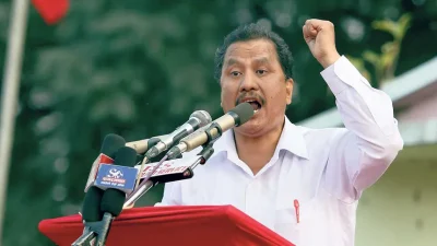 राष्ट्रपतिलाई ज्ञापन पत्र बुझाउँदै नेकपा( माओवादी)