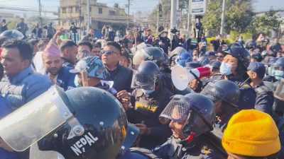 जेनजीहरुको आन्दोलनमा प्रहरीको लाठीचार्ज