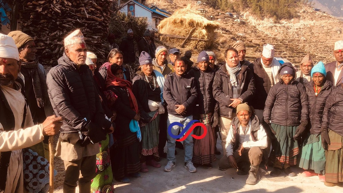 सहिद परिवार र वृद्धवृद्धालाई राहत वितरणमा ,(माओवादी) नेता शाही